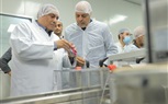 عمال مصر يلتقي بالعاملين ويتفقد عددا من مصانع العاشر من رمضان