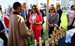 وزيرة التنمية المحلية وعميد كلية التعليم المستمر يتفقدان معرضي 