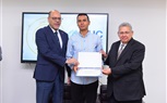 وزير العمل يُسلم شهادات إجتياز دورة تدريبية على مهنة 