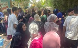   غلق لجنة انتخابية بمدرسة شبرامنت الإعدادية بنات بسبب الزحام في اليوم الثاني لانتخابات الشيوخ بالجيزة 