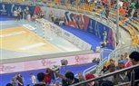 اللجنة المنظمة توزع قميص منتخب الناشئين على الجماهير في المدرجات قبل لقاء الدنمارك بمونديال اليد