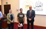 وزير العمل يُسلم عقود عمل للمتقدمين على فرص عمل في مجال الزراعة بالأردن
