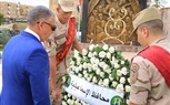 محافظ الإسماعيلية يضع إكليلًا من الزهور على النصب التذكاري بميدان الشهداء 