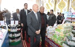 محافظ القاهرة ويرافقه أيمن عشرى رئيس الغرفة التجارية بالقاهرة ، يفتتحان معرض 