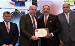 احتفالًا بعيد العمال.. وزير الطيران المدني يُكرّم عددًا من النماذج المتميزة بقطاع الطيران المدني