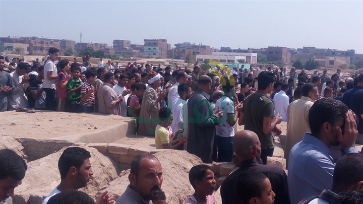 بالصور.. أهالي طوخ يشيعون جنازة شهيد سيناء