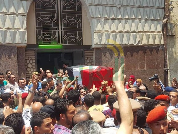 بالصور.. الآلاف يشيعون جنازة الشهيد "خالد المغربى" فى القليوبية