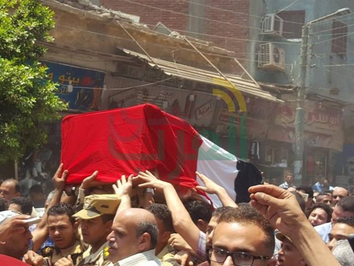 بالصور.. الآلاف يشيعون جنازة الشهيد "خالد المغربى" فى القليوبية