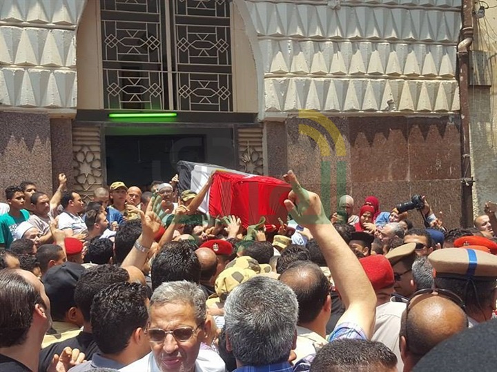 بالصور.. الآلاف يشيعون جنازة الشهيد "خالد المغربى" فى القليوبية