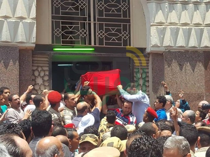 بالصور.. الآلاف يشيعون جنازة الشهيد "خالد المغربى" فى القليوبية