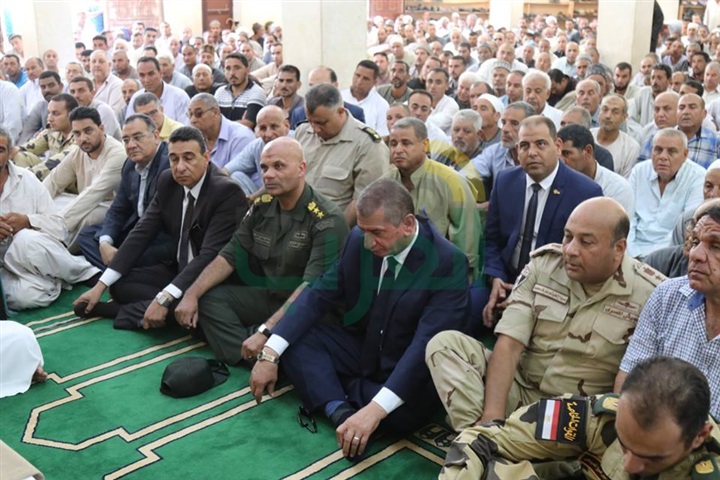 بالفيديو والصور.. جنازة شهيد رفح تتحوّل لمظاهرة ضد الإرهاب بكفر الشيخ
