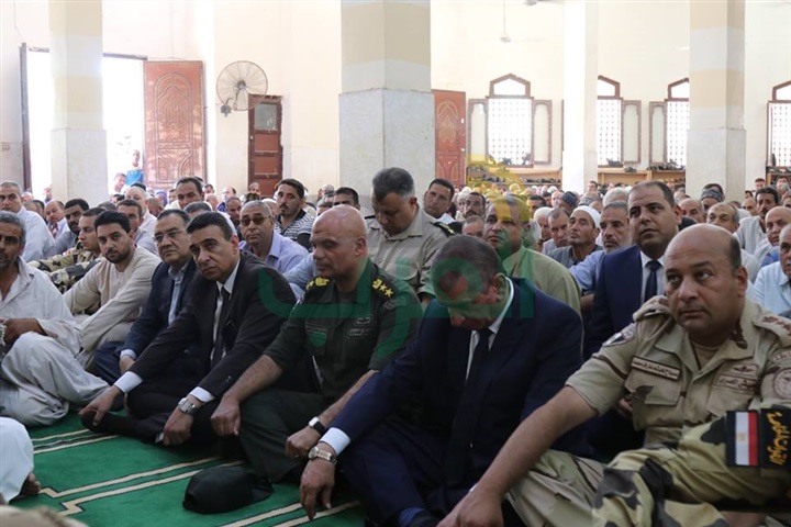 بالفيديو والصور.. جنازة شهيد رفح تتحوّل لمظاهرة ضد الإرهاب بكفر الشيخ