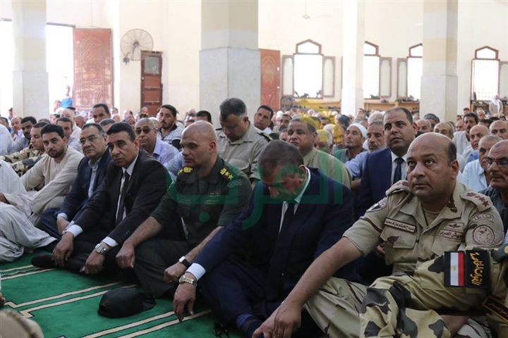 بالفيديو والصور.. جنازة شهيد رفح تتحوّل لمظاهرة ضد الإرهاب بكفر الشيخ