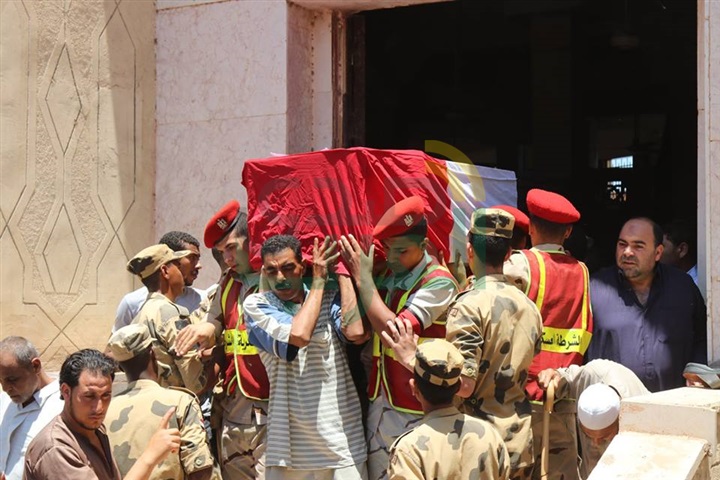 بالفيديو والصور.. جنازة شهيد رفح تتحوّل لمظاهرة ضد الإرهاب بكفر الشيخ