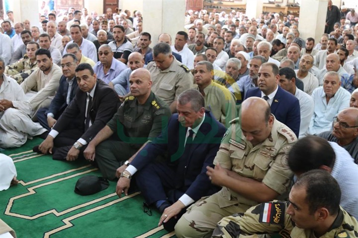بالفيديو والصور.. جنازة شهيد رفح تتحوّل لمظاهرة ضد الإرهاب بكفر الشيخ
