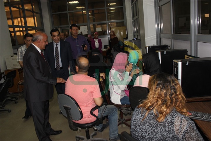 رئيس جامعة طنطا يتفقد معمل التنسيق بالجامعة