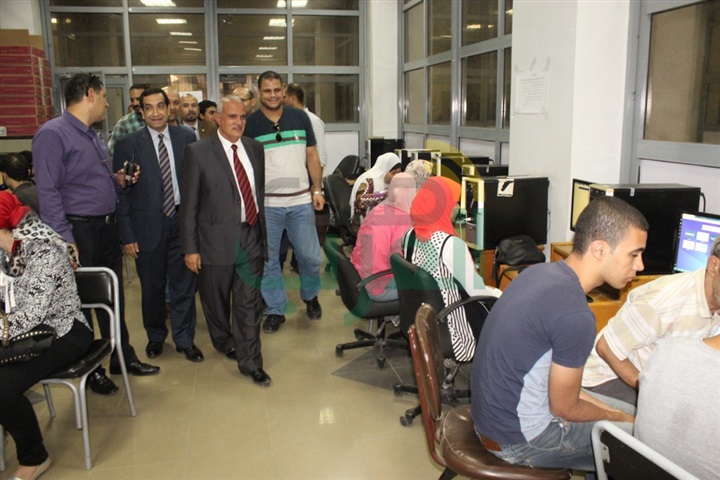 رئيس جامعة طنطا يتفقد معمل التنسيق بالجامعة