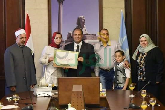 محافظ الاسكندرية يكرم ١٣ طالب وطالبة من أوائل الشهادات الأزهرية