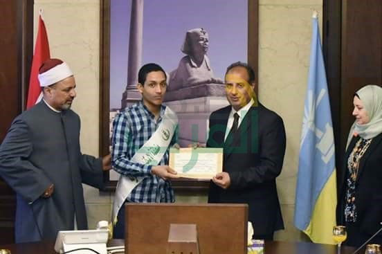 محافظ الاسكندرية يكرم ١٣ طالب وطالبة من أوائل الشهادات الأزهرية