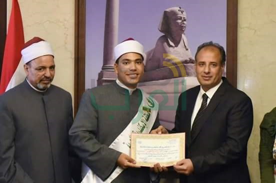 محافظ الاسكندرية يكرم ١٣ طالب وطالبة من أوائل الشهادات الأزهرية