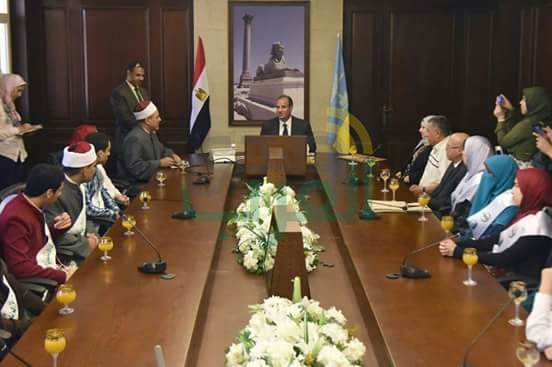 محافظ الاسكندرية يكرم ١٣ طالب وطالبة من أوائل الشهادات الأزهرية