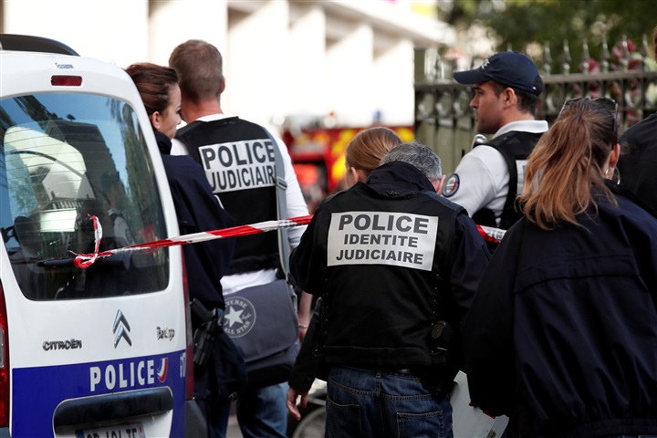 بالصور.. حادث إرهابي يستهدف جنودًا فرنسيين بباريس