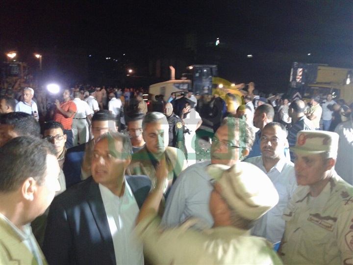 بالصور.. محافظ الإسكندرية ووزير النقل يتابعان رفع عربات قطار خورشيد