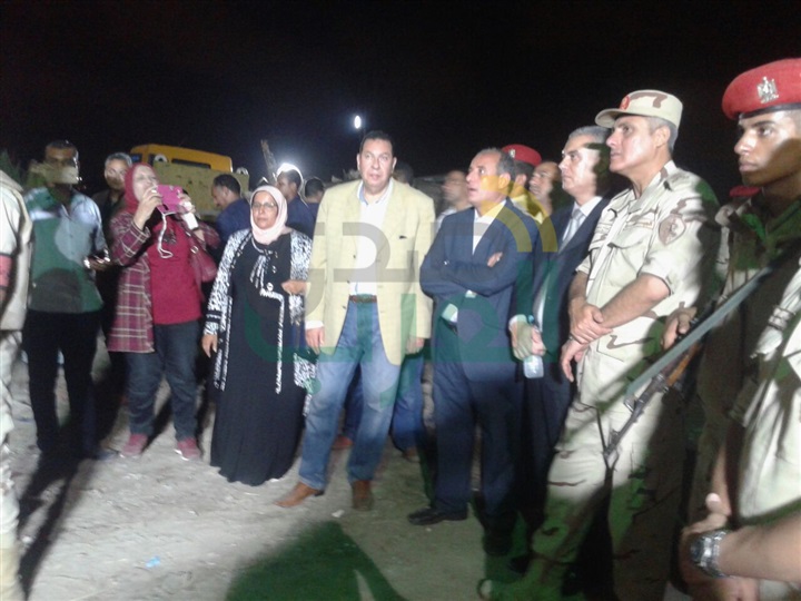 بالصور.. محافظ الإسكندرية ووزير النقل يتابعان رفع عربات قطار خورشيد