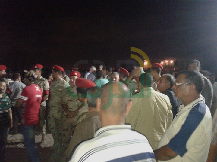 بالصور.. محافظ الإسكندرية ووزير النقل يتابعان رفع عربات قطار خورشيد