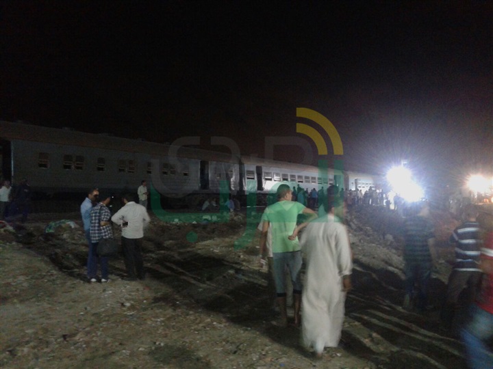 بالصور.. محافظ الإسكندرية ووزير النقل يتابعان رفع عربات قطار خورشيد