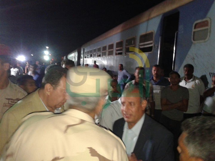 بالصور.. محافظ الإسكندرية ووزير النقل يتابعان رفع عربات قطار خورشيد