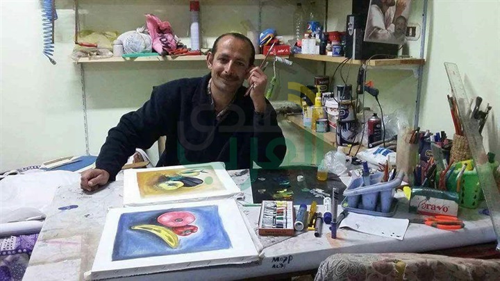 قبطي يعد مذكرة لتعليم الخط العربي ويوزعها مجانًا بالقليوبية