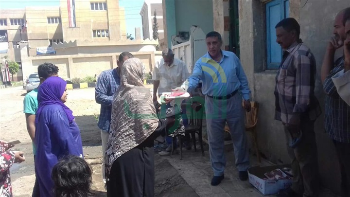 رئيس شبين القناطر يشرف على توزيع اللحوم الواردة من المحافظة 