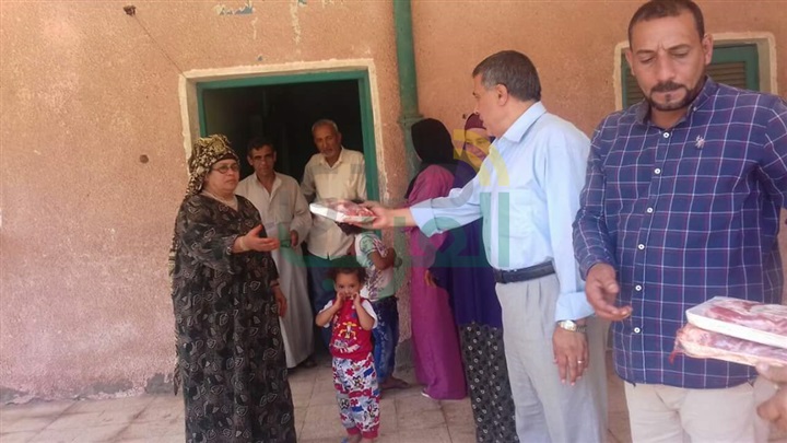 رئيس شبين القناطر يشرف على توزيع اللحوم الواردة من المحافظة 