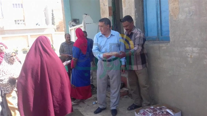 رئيس شبين القناطر يشرف على توزيع اللحوم الواردة من المحافظة 