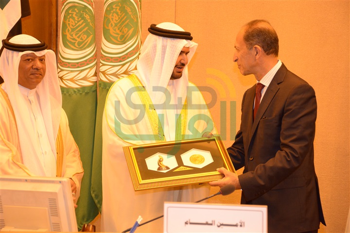تكريم شخصيات عربية هامة باحتفالية جائزة الشيخ "عيسى آل خليفة" للعمل التطوعي تكريم شخصيات عربية هامة باحتفالية جائزة الشيخ "عيسى آل خليفة" للعمل التطوعي