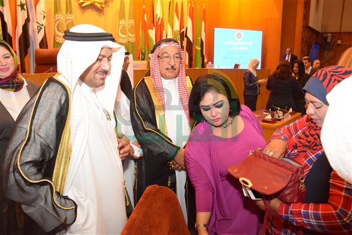 تكريم شخصيات عربية هامة باحتفالية جائزة الشيخ "عيسى آل خليفة" للعمل التطوعي تكريم شخصيات عربية هامة باحتفالية جائزة الشيخ "عيسى آل خليفة" للعمل التطوعي