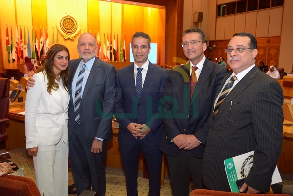 تكريم شخصيات عربية هامة باحتفالية جائزة الشيخ "عيسى آل خليفة" للعمل التطوعي تكريم شخصيات عربية هامة باحتفالية جائزة الشيخ "عيسى آل خليفة" للعمل التطوعي