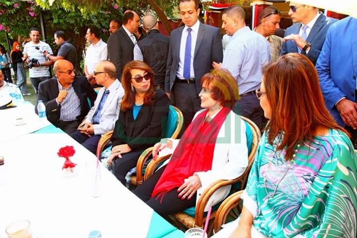 بالصور.. غادة والي تشارك في مزاد الفنانة سميرة أحمد لصالح تحيا مصر 