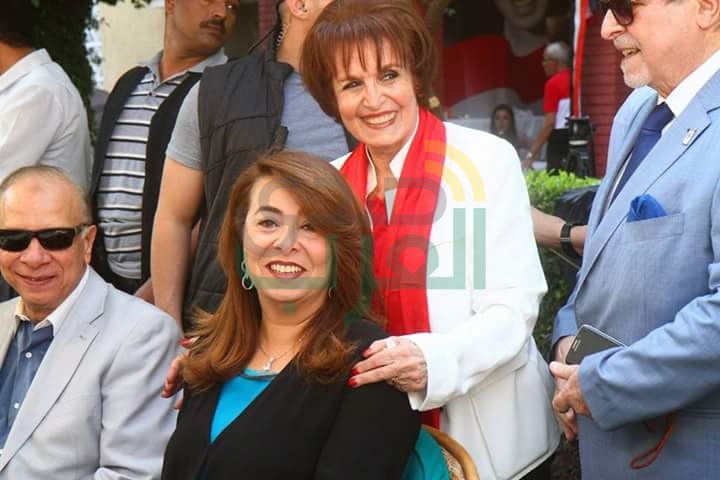 بالصور.. غادة والي تشارك في مزاد الفنانة سميرة أحمد لصالح تحيا مصر 