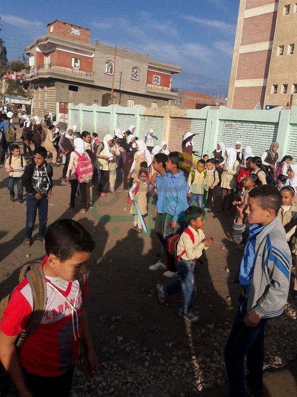 بالصور.. أهالي بيلا بكفر الشيخ يغلقون مدرسة بالجنازير لعدم وجود مدرسين