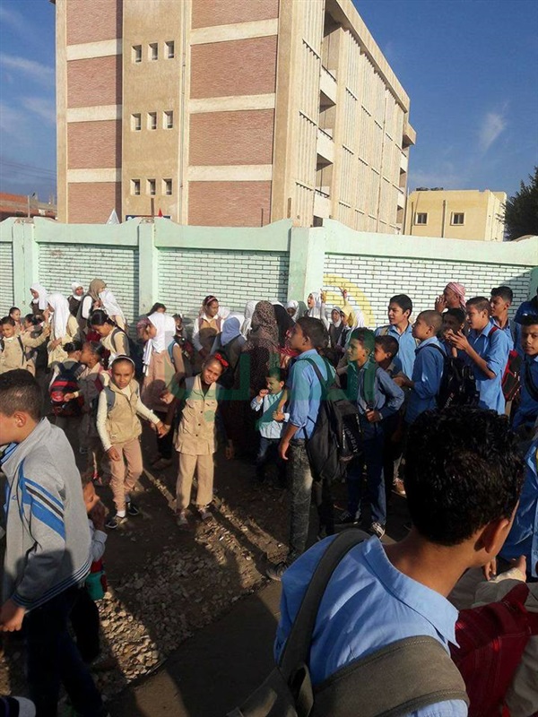بالصور.. أهالي بيلا بكفر الشيخ يغلقون مدرسة بالجنازير لعدم وجود مدرسين