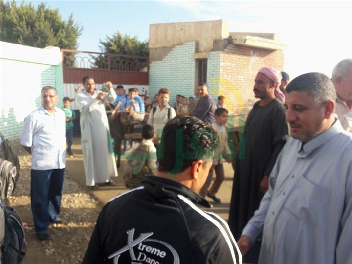 بالصور.. أهالي بيلا بكفر الشيخ يغلقون مدرسة بالجنازير لعدم وجود مدرسين
