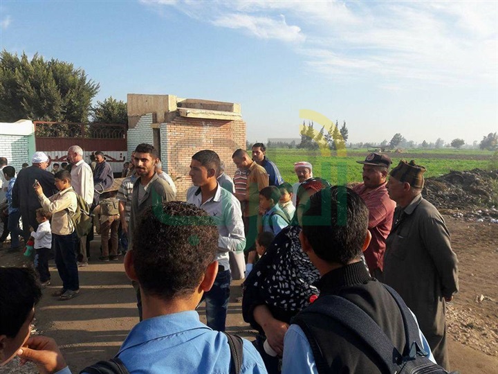 بالصور.. أهالي بيلا بكفر الشيخ يغلقون مدرسة بالجنازير لعدم وجود مدرسين