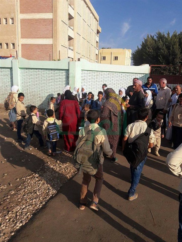 بالصور.. أهالي بيلا بكفر الشيخ يغلقون مدرسة بالجنازير لعدم وجود مدرسين