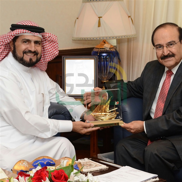 القبطان محمود المحمود يكرم وزير شئون الكهرباء والماء بمملكة البحرين 