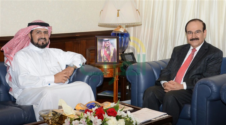 القبطان محمود المحمود يكرم وزير شئون الكهرباء والماء بمملكة البحرين 