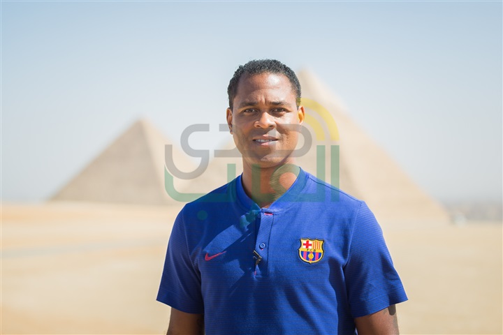 بالصور.. كلايفرت نجم برشلونة يزور الأهرامات وأبو الهول