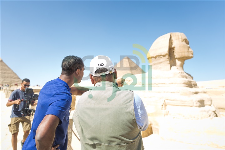 بالصور.. كلايفرت نجم برشلونة يزور الأهرامات وأبو الهول