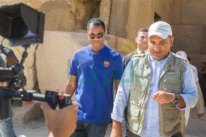 بالصور.. كلايفرت نجم برشلونة يزور الأهرامات وأبو الهول